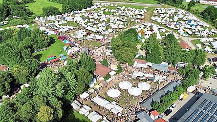 So sieht die mittelalterliche Welt von oben aus. Was die Besucher betrifft, darf man sich von diesem Bild nicht t&auml;uschen lassen, da es am Sonntagabend kurz vor dem Ende des Mittelalterlagers aufgenommen wurde.