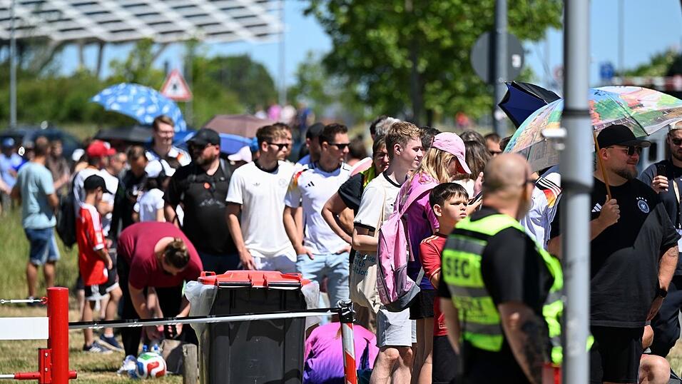 Schlange stehen für Neuer: In Herzogenaurach ist der Andrang groß. Schlange stehen für Neuer: In Herzogenaurach ist der Andrang groß.