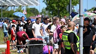 Schlange stehen f&uuml;r Neuer: In Herzogenaurach ist der Andrang gro&szlig;.