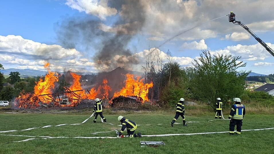 Am Sonntagnachmittag kämpften die Einsatzkräfte gegen das Feuer: Ein landwirtschaftlicher Stadl in Langdorf geriet in Brand. Verletzt wurde niemand. Am Sonntagnachmittag kämpften die Einsatzkräfte gegen das Feuer: Ein landwirtschaftlicher Stadl in Langdorf geriet in Brand. Verletzt wurde niemand.