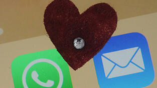 Es kommt immer wieder vor, dass Menschen auf einen Liebesbetrug am Telefon oder auf Dating-Plattformen hereinfallen. Es kommt immer wieder vor, dass Menschen auf einen Liebesbetrug am Telefon oder auf Dating-Plattformen hereinfallen.