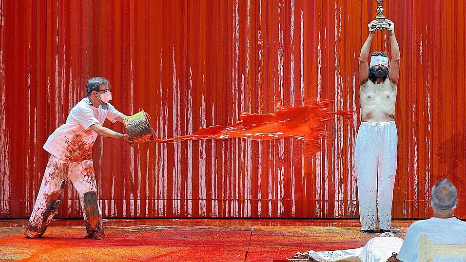 Ein Malassistent (links) des österreichischen Aktionskünstlers Hermann Nitsch verschüttet in der 'Walküre' rote Farbe. Ein Malassistent (links) des österreichischen Aktionskünstlers Hermann Nitsch verschüttet in der 'Walküre' rote Farbe.