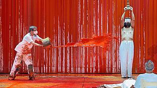 Ein Malassistent (links) des &ouml;sterreichischen Aktionsk&uuml;nstlers Hermann Nitsch versch&uuml;ttet in der 'Walk&uuml;re' rote Farbe.