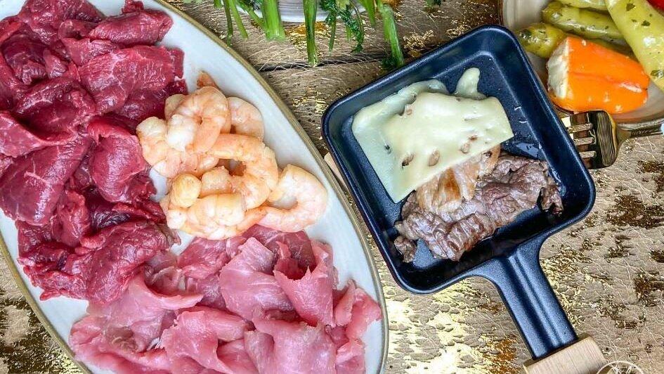 Für Raclette bieten sich viele verschiedene Fleischsorten an.