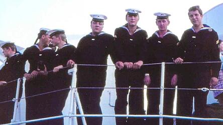 Vier Jahre lang leistete Johann Aumer (Zweiter von rechts) Dienst auf dem Schulschiff Deutschland.