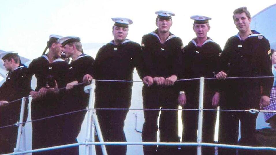 Vier Jahre lang leistete Johann Aumer (Zweiter von rechts) Dienst auf dem Schulschiff Deutschland.
