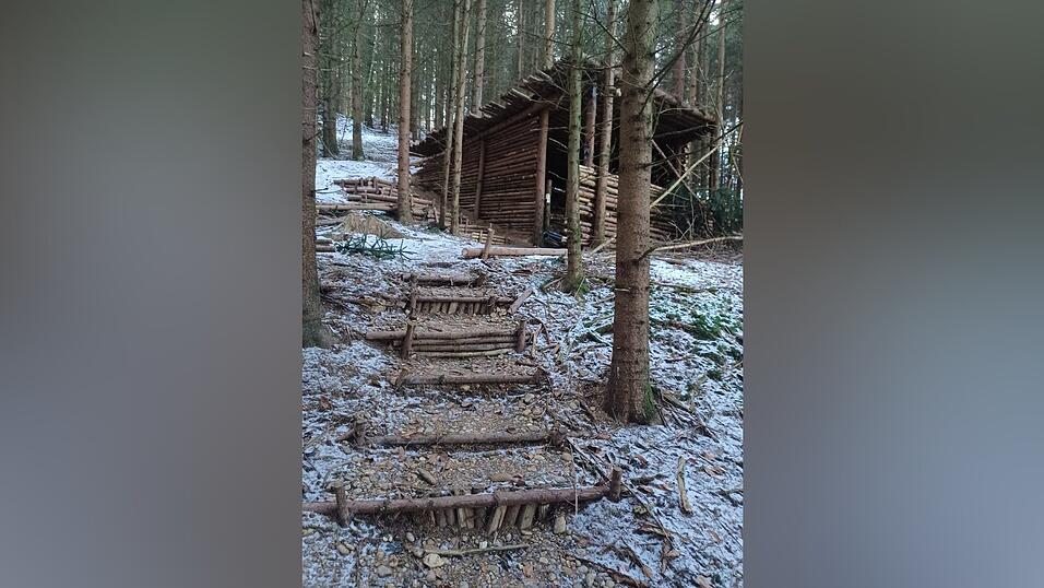 Die Schwarzbau-Hütte am Pfeifferberg in Schweinbach. Die Schwarzbau-Hütte am Pfeifferberg in Schweinbach.