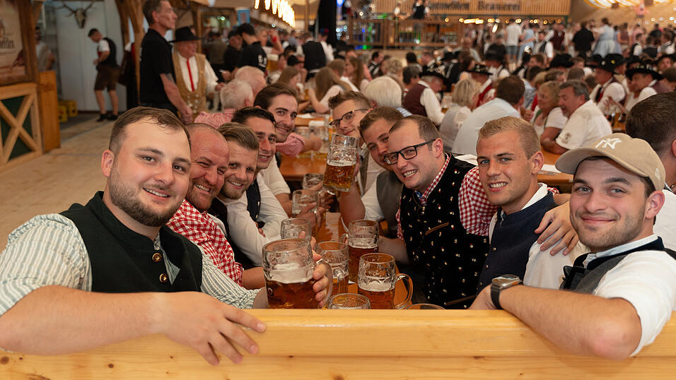 Die Partybilder vom Freitag, 11. August 2023, aus dem Festzelt Nothaft. Die Partybilder vom Freitag, 11. August 2023, aus dem Festzelt Nothaft.