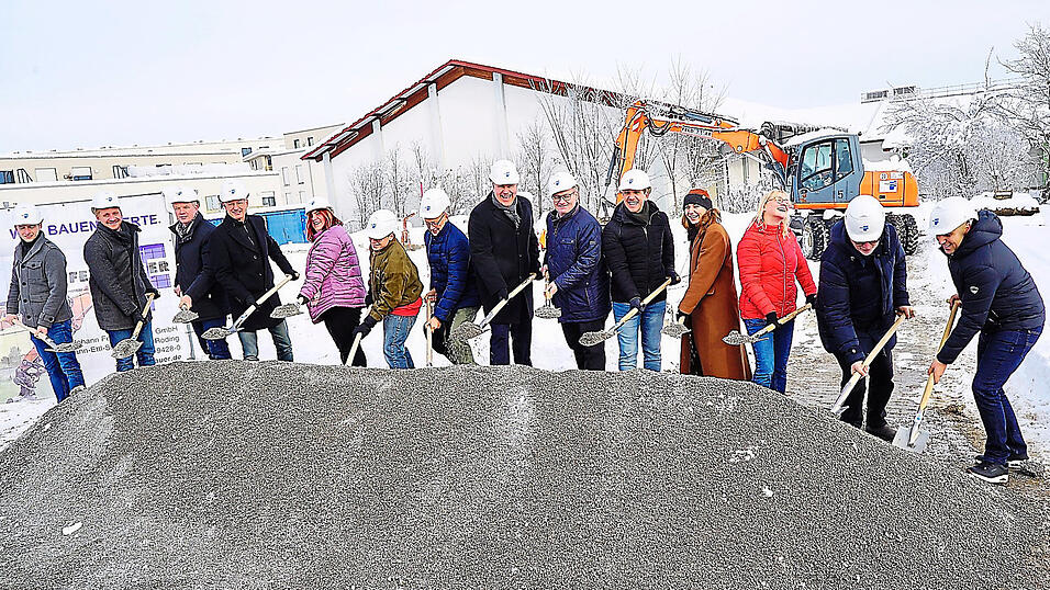 Ein winterlicher Spatenstich mit viel Prominenz und Beteiligung der am Bau beteiligten Verantwortlichen für den Neubau einer Lagerhalle der Barmherzigen Brüder Behindertenhilfe. Ein winterlicher Spatenstich mit viel Prominenz und Beteiligung der am Bau beteiligten Verantwortlichen für den Neubau einer Lagerhalle der Barmherzigen Brüder Behindertenhilfe.