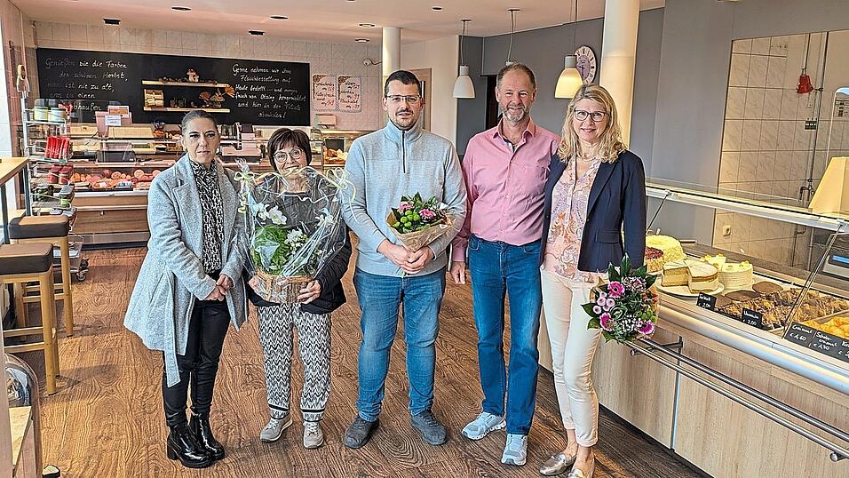 Blumen gab's zur Wiederer&ouml;ffnung der Filiale in der Straubinger Stra&szlig;e f&uuml;r (v.r.) Ulrike und Robert Santl, Sebastian Petzenhauser, Vermieterin Karin L&ouml;w und Maria Prei&szlig;l von Ebner-Immobilienverwaltung.