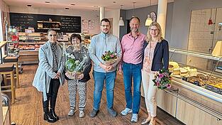 Blumen gab's zur Wiederer&ouml;ffnung der Filiale in der Straubinger Stra&szlig;e f&uuml;r (v.r.) Ulrike und Robert Santl, Sebastian Petzenhauser, Vermieterin Karin L&ouml;w und Maria Prei&szlig;l von Ebner-Immobilienverwaltung.