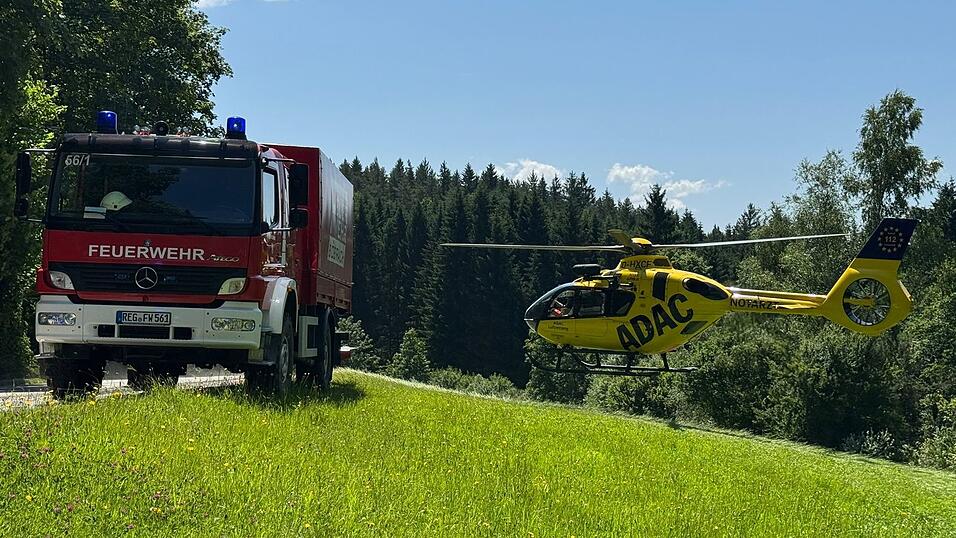 Mit dem Rettungshubschrauber wurde der Motorradfahrer ins Krankenhaus gebracht. Mit dem Rettungshubschrauber wurde der Motorradfahrer ins Krankenhaus gebracht.