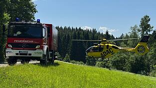 Mit dem Rettungshubschrauber wurde der Motorradfahrer ins Krankenhaus gebracht. 
