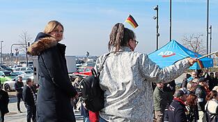 120 Menschen hatten sich auf dem Neutraublinger St.-Michaels-Platz versammelt, um AfD-Landtagsabgeordnete Katrin Ebner-Steiner (links) reden zu hören. 120 Menschen hatten sich auf dem Neutraublinger St.-Michaels-Platz versammelt, um AfD-Landtagsabgeordnete Katrin Ebner-Steiner (links) reden zu hören.