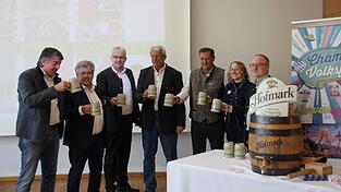 Die Beteiligten sto&szlig;en auf die bevorstehende Volksfestzeit an.