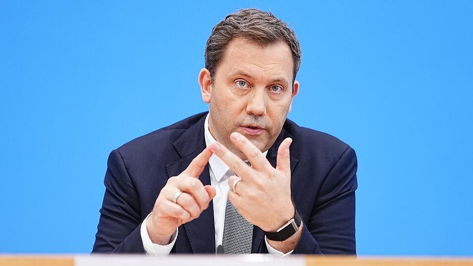 Finanzminister Klingbeil (SPD) fehlen in den kommenden Jahren Milliarden. (Archivbild) Finanzminister Klingbeil (SPD) fehlen in den kommenden Jahren Milliarden. (Archivbild)