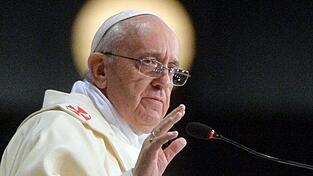Papst Franziskus stellt keine &Ouml;ffnung der katholischen Kirche gegen&uuml;ber verheirateten Priestern in Aussicht.