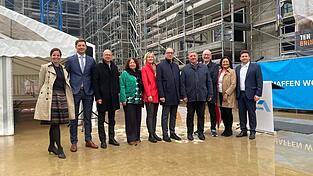 Im Bild von links: Kristina Frank, Geschäftsführerin der Baunova Bayern GmbH, Arjen ten Brinke, Geschäftsführer Ten Brinke, Ralph Büchele, Geschäftsführer der BayernHeim GmbH, die Landtagsabgeordneten Ruth Müller und Petra Högl, Martin Behringer, stellvertretender Aufsichtsratschef der Baunova Bayern GmbH, Bayerns Bauminister Christian Bernreiter, Alexander Putz, Oberbürgermeister der Stadt Landshut, dritte Bürgermeisterin Jutta Widmann und zweiter Bürgermeister Thomas Haslinger