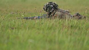Bewaffnete Soldaten sind in den nächsten Tagen im Landkreis Freising zu sehen (Symbolfoto).