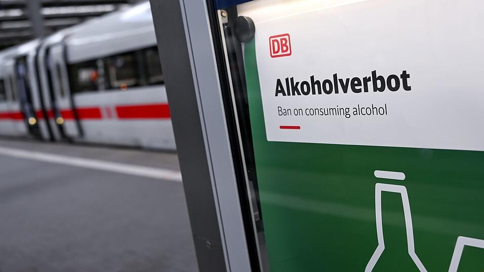 Die Frage ist nun, wie ein mögliches Alkoholverbot an Bahnhöfen durchgesetzt werden kann. (Symbolbild) Die Frage ist nun, wie ein mögliches Alkoholverbot an Bahnhöfen durchgesetzt werden kann. (Symbolbild)