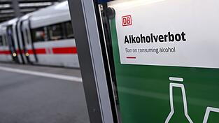 Die Frage ist nun, wie ein m&ouml;gliches Alkoholverbot an Bahnh&ouml;fen durchgesetzt werden kann. (Symbolbild)
