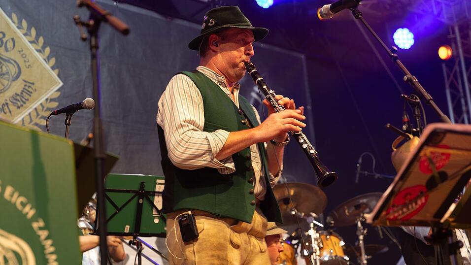 Als die Kapelle Josef Menzl am Montag, 10. August, im Festzelt Weckmann aufspielte, war die Stimmung ausgelassen. Als die Kapelle Josef Menzl am Montag, 10. August, im Festzelt Weckmann aufspielte, war die Stimmung ausgelassen.