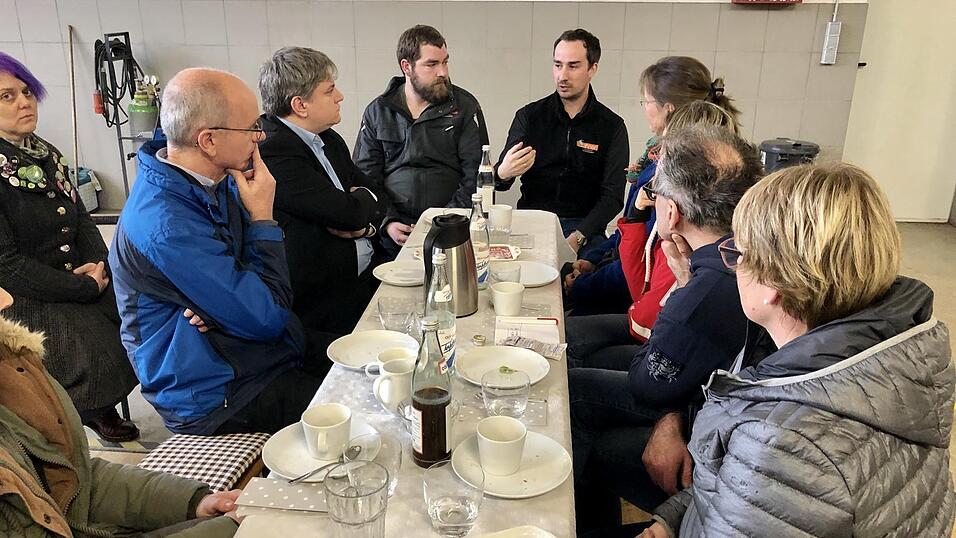 Tobias und Sebastian Zahner (Mitte) erläutern der Delegation der 'Grünen' die Chancen, die sie in modernen Recyclingmethoden sehen. Aufmerksam lauschte ihnen nicht nur MdB Stefan Schmidt (Dritter von links). Tobias und Sebastian Zahner (Mitte) erläutern der Delegation der 'Grünen' die Chancen, die sie in modernen Recyclingmethoden sehen. Aufmerksam lauschte ihnen nicht nur MdB Stefan Schmidt (Dritter von links).