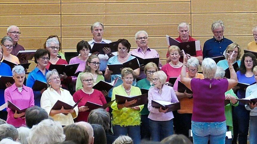 Bunt wie der Regenbogen und in stimmlicher Höchstform: Der Chor der Auer Liedertafel um Chorleiterin Maggie Mooser beim Benefizkonzert in der Hopfenlandhalle. Bunt wie der Regenbogen und in stimmlicher Höchstform: Der Chor der Auer Liedertafel um Chorleiterin Maggie Mooser beim Benefizkonzert in der Hopfenlandhalle.