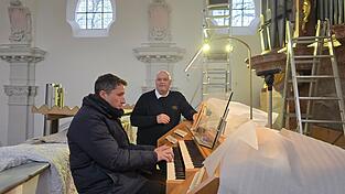 Andreas Holzhauser (links) und Michael Jocher feilen am Klang: Für das Intonieren ist neben einem trainierten und ausgebildeten Gehör auch äußerste Konzentration nötig.