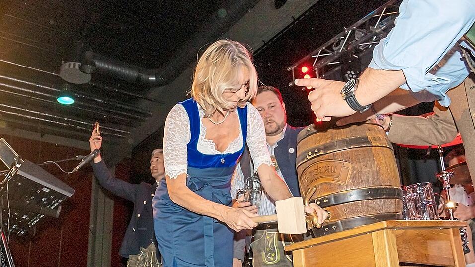 Die dritte B&uuml;rgermeisterin Renate Wasmeier waltete ihres Amtes und zapfte gekonnt mit zwei Schl&auml;gen an.