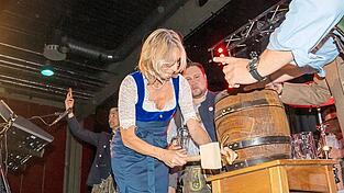 Die dritte B&uuml;rgermeisterin Renate Wasmeier waltete ihres Amtes und zapfte gekonnt mit zwei Schl&auml;gen an.