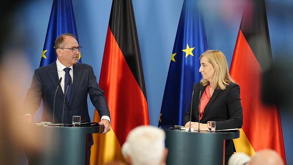Die Reform der Gesetze, die die Befugnisse und Kontrolle der Nachrichtendienste regeln, war schon lange geplant. Die Reform der Gesetze, die die Befugnisse und Kontrolle der Nachrichtendienste regeln, war schon lange geplant.
