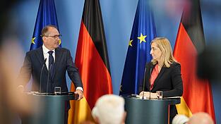 Die Reform der Gesetze, die die Befugnisse und Kontrolle der Nachrichtendienste regeln, war schon lange geplant. Die Reform der Gesetze, die die Befugnisse und Kontrolle der Nachrichtendienste regeln, war schon lange geplant.