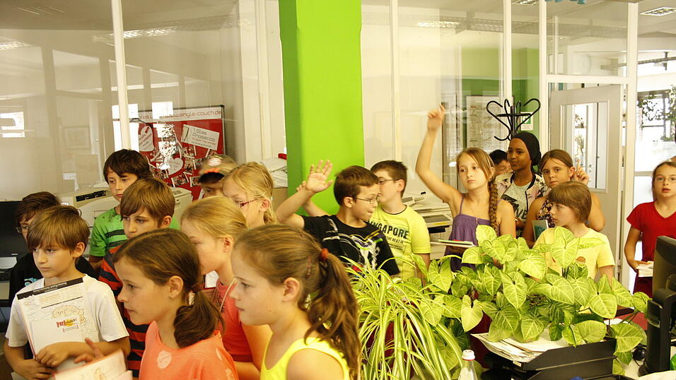 Die 4a und 4b der Grundschule Alburg besuchte am Donnerstag, 11. Juli, zusammen mit ihren Lehrerinnen Frau Scheer und Frau Schill das Verlagshaus des Straubinger Tagblatts. (Foto: Gabauer) Die 4a und 4b der Grundschule Alburg besuchte am Donnerstag, 11. Juli, zusammen mit ihren Lehrerinnen Frau Scheer und Frau Schill das Verlagshaus des Straubinger Tagblatts. (Foto: Gabauer)