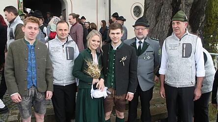 Das frischvermählte Brautpaar mit den Vertreten der Vereine.