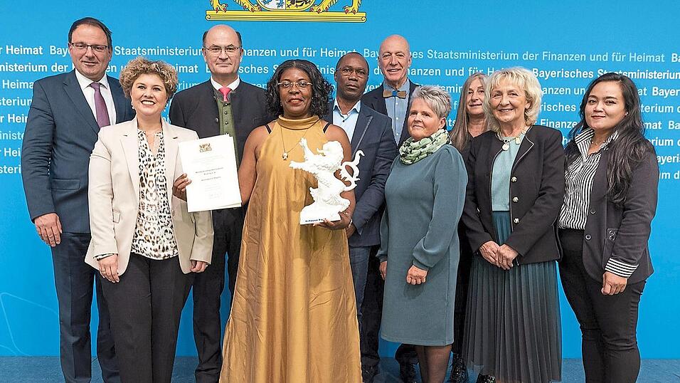 Im Dienstsitz Nürnberg von Bayerns Staatsministerium für Finanzen und Heimat überreichte Minister Albert Füracker (Dritter von links) den Heimatpreis an eine Abordnung des Multikulti Integrationsvereins mit Vorsitzender Anne Dawah, links Rodings Bürgermeisterin Alexandra Riedl.