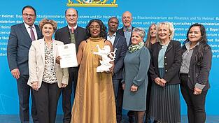 Im Dienstsitz Nürnberg von Bayerns Staatsministerium für Finanzen und Heimat überreichte Minister Albert Füracker (Dritter von links) den Heimatpreis an eine Abordnung des Multikulti Integrationsvereins mit Vorsitzender Anne Dawah, links Rodings Bürgermeisterin Alexandra Riedl.
