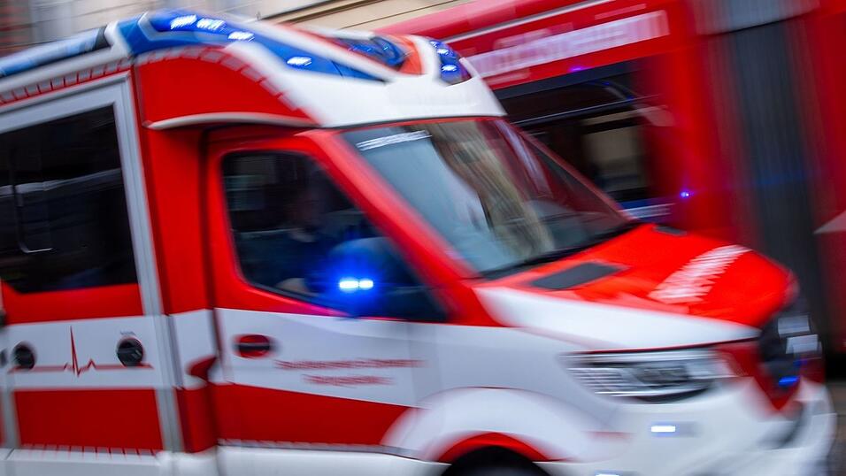 Mit schweren Verletzungen kommt die Frau ins Krankenhaus. (Symbolbild)