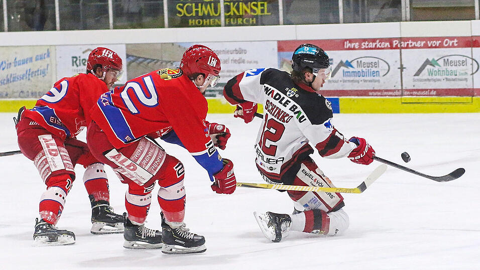 BILD MIT SYMBOLCHARAKTER: Der EV Landshut - hier Luis Schinko (re.) - wurde vom EC Peiting einmal mehr in die Knie gezwungen, diesmal mit 1:2. In insgesamt 16 Begegnungen mit den Oberbayern hagelte es für die Rot-Weißen mittlerweile elf Pleiten. BILD MIT SYMBOLCHARAKTER: Der EV Landshut - hier Luis Schinko (re.) - wurde vom EC Peiting einmal mehr in die Knie gezwungen, diesmal mit 1:2. In insgesamt 16 Begegnungen mit den Oberbayern hagelte es für die Rot-Weißen mittlerweile elf Pleiten.
