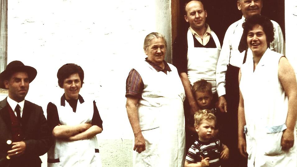 Ein Bild aus dem Jahr 1969: Der 'Fischer Veri' (oben l.) mit seinen beiden kleinen Söhnen und seiner Frau Christa (vorne r.). Ein Bild aus dem Jahr 1969: Der 'Fischer Veri' (oben l.) mit seinen beiden kleinen Söhnen und seiner Frau Christa (vorne r.).