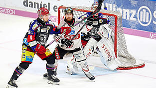 Die DSC-Abwehr um Goalie Timo Pielmeier und Verteidiger Silvan Hei&szlig; hatte auch im f&uuml;nften Spiel der Serie gegen Memmingen alle H&auml;nde voll zu tun.