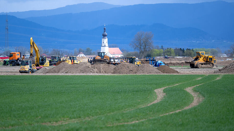 Der Bau des BMW-Batteriemontagewerks bei Stra&szlig;kirchen ist umstritten. Vor allem, weil wertvolle Ackerfl&auml;chen im G&auml;uboden unwiederbringlich verlorengehen.