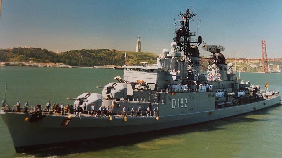 Diese Aufnahme des Zerst&ouml;rers 'Bayern', einem Kriegsschiff der Bundesmarine aus der sogenannten Hamburg-Klasse, stammt aus den 70er-Jahren und wurde bei der Einfahrt in den Hafen von Lissabon gemacht.