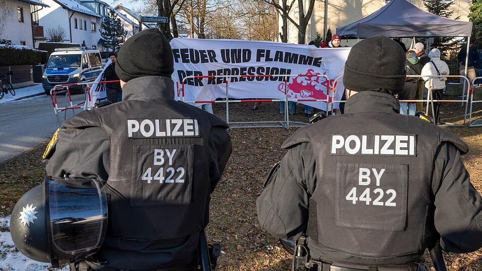 Rund 100 Menschen haben vor dem Prozess gegen Hanna S. ihre Unterstützung ausgedrückt.