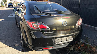 Dieser schwarze Mazda steht seit über einem Jahr ohne Kennzeichen am Michaelsweg. Dieser schwarze Mazda steht seit über einem Jahr ohne Kennzeichen am Michaelsweg.
