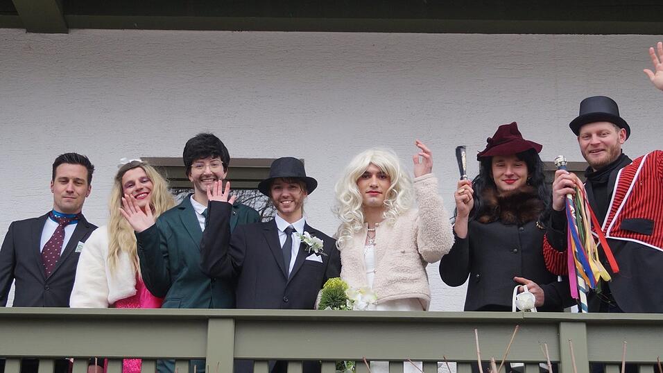 Das Brautgefolge bestand heuer aus Fu&szlig;balldamen und -herren.