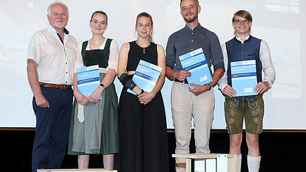 Obermeister Thomas Stadler mit den Prüfungsbesten Susann Aigner, Sabrina Bauer, Daniel Weiß und Markus Summer (von links) Obermeister Thomas Stadler mit den Prüfungsbesten Susann Aigner, Sabrina Bauer, Daniel Weiß und Markus Summer (von links)