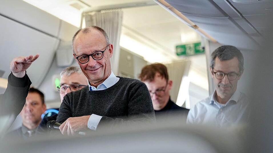 Bundeskanzler Merz während des Fluges nach Asien. Bundeskanzler Merz während des Fluges nach Asien.