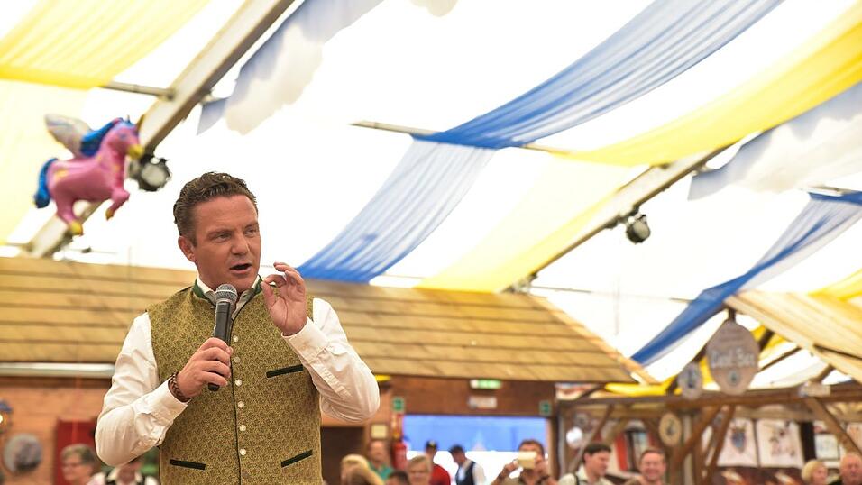 Wenn Stefan Mross singt, spielt das Publikum verr&uuml;ckt.