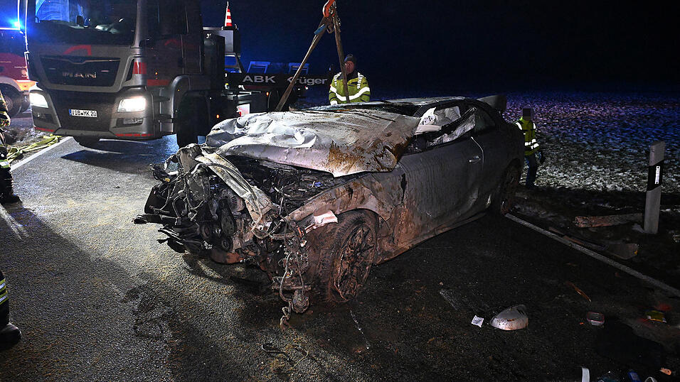 In der Gemeinde Gerzen ist ein Autofahrer gegen einen Holzstoß gekracht.